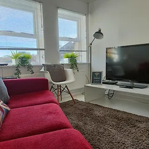  Holiday home 2 Bed Functional House Close To Manor Park Train Station