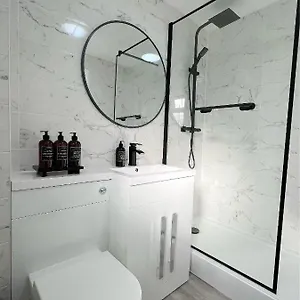  Holiday home Stunning In Beckton With Private Entrance