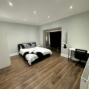 Maison d'hôtes Black & White Double Bedroom, Londres